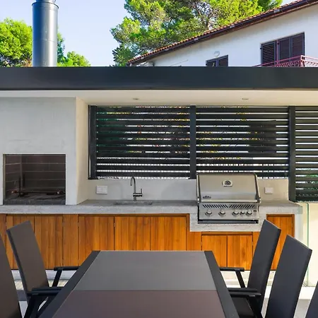 Sleeps 8 With Pool Air Con And Wifi * Slatine