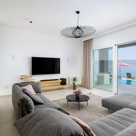 Sleeps 8 With Pool Air Con And Wifi Slatine
