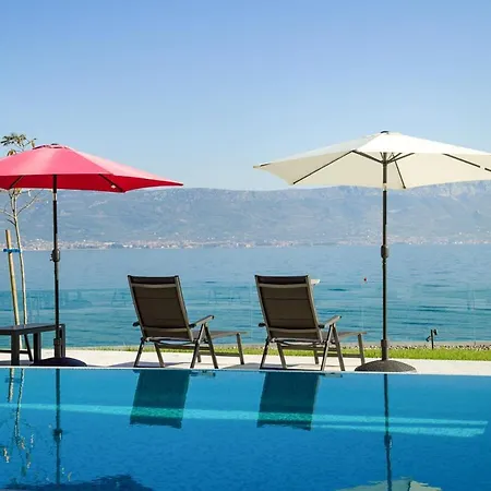 Sleeps 8 With Pool Air Con And Wifi Slatine