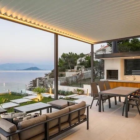 Sleeps 8 With Pool Air Con And Wifi Slatine