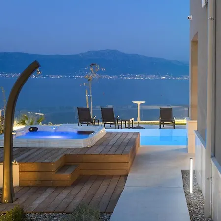 Sleeps 8 With Pool Air Con And Wifi Slatine