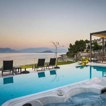 Villa Sleeps 8 With Pool Air Con And Wifi *