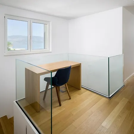 Sleeps 8 With Pool Air Con And Wifi *
