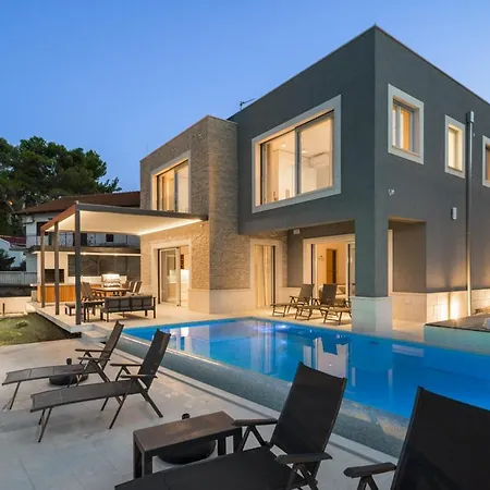 Sleeps 8 With Pool Air Con And Wifi *